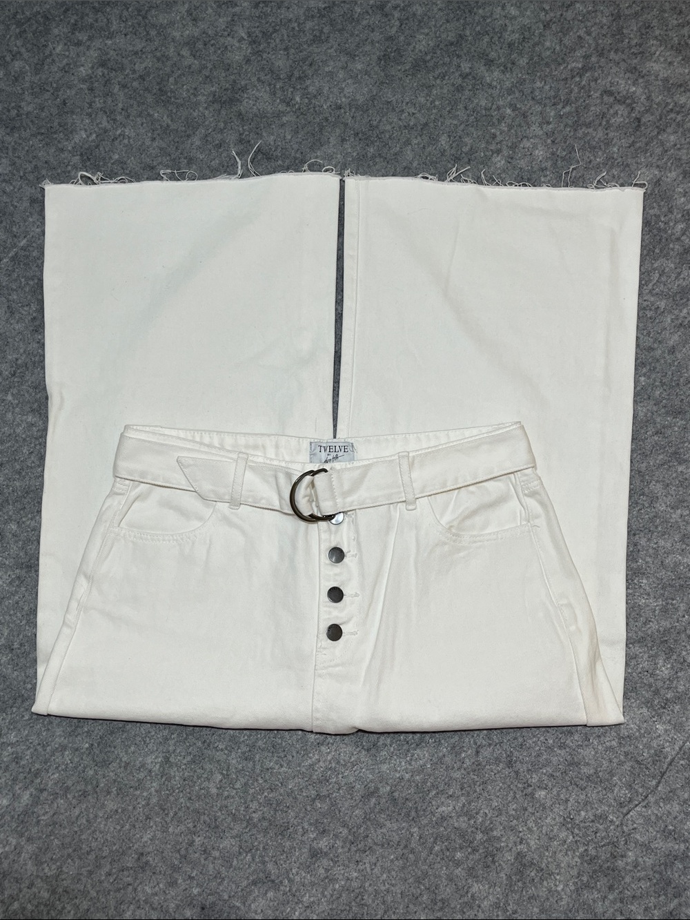 Twelve by Ontwelfth Cropped High-Waist White Button-Fly Jeans with D-Ring Belt